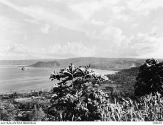 OBSERVATORY HILL, NEW BRITAIN. 1945-10-13. PANORAMIC VIEW OF SIMPSON HARBOUR AND BLANCHE BAY SHOWING SHIPPING AND HARBOUR INSTALLATIONS, VIEWED FROM OBSERVATORY HILL, IN 11 DIVISION AREA. (JOINS ..