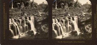 ["Samoa-Inseln, Apia, Wasserfall."]