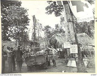 1943-10-28. NEW GUINEA. THIS IS THE MOST FORWARD MEDICAL POST IN THE BATTLE AREA. PICTURE SHOWS WOUNDED MEN ARRIVING AT A MOBILE SURGICAL TEAM'S HEADQUARTERS. (NEGATIVE BY G. SHORT)