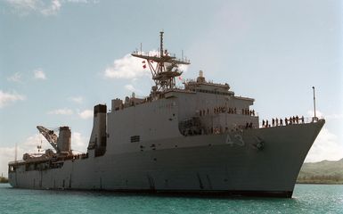 A starboard bow view of the USS FORT MCHENRY (LSD 43) as it enters the Sierra Pier, Guam during Exercise TANDEM THRUST 99