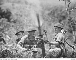 DONADABU AREA, NEW GUINEA. 1943-11-30. A MORTAR OF THE 2/10TH. AUSTRALIAN INFANTRY BATTALION IN ACTION DURING A COMBINED EXERCISE WITH THE 2/4TH AUSTRALIAN FIELD REGIMENT. LEFT TO RIGHT: VX6125 ..