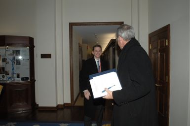 [Assignment: 48-DPA-01-12-09_SOI_K_Mt_Vernon] Visit of Secretary Dirk Kempthorne to Mount Vernon Estate and Gardens, Mount Vernon, Virginia, [for touring and announcement of the U.S. nomination of the George Washington home, along with the Papahanaumokuakea Marine National Monument in Hawaii, for inclusion on the United Nations Educational, Scientific, and Cultural Organization's (UNESCO's) World Heritage List. Joining Secretary Kempthorne for the announcement was James Rees, Executive Director of the Mount Vernon Estate and Gardens.] [48-DPA-01-12-09_SOI_K_Mt_Vernon_IOD_9393.JPG]