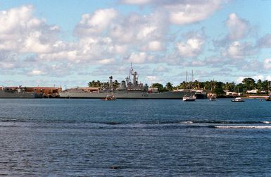 The New Zealand frigate HMNZS WELLINGTON (F-69) moored at a pier