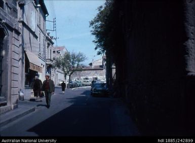 Arles going to the arena