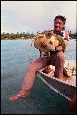 Honu Piniata with a turtle for the pot, Rakahanga, Cook Islands