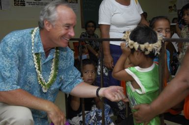 [Assignment: 48-DPA-SOI_K_Pohnpei_6-10-11-07] Pacific Islands Tour: Visit of Secretary Dirk Kempthorne [and aides] to Pohnpei Island, of the Federated States of Micronesia [48-DPA-SOI_K_Pohnpei_6-10-11-07__DI13774.JPG]