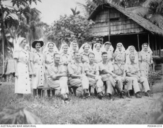MILNE BAY, NEW GUINEA, 1944-03. RAN AND RAAF DOCTORS AND NURSES AT THE BASE HOSPITAL, MILNE BAY. (NAVAL HISTORICAL COLLECTION)