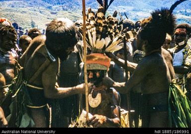 Adjusting head-dress, Mudumb