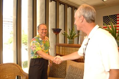 [Assignment: 48-DPA-09-30-08_SOI_K_NPS_Arizona] Visit of Secretary Dirk Kempthorne and aides to the U.S.S. Arizona Memorial, Pearl Harbor, Honolulu, Hawaii, [for tours, discussions with local officials] [48-DPA-09-30-08_SOI_K_NPS_Arizona_DOI_0914.JPG]