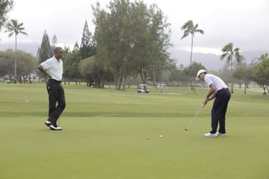 Barack Obama plays golf with Prime Minister Najib Razak, Joe Paulsen, and Mike Brush in Kaneohe Bay, Hawaii, December 24, 2014