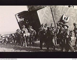 FINSCHHAFEN, NEW GUINEA. 1943-09-22. TROOPS OF THE FINSCHHAFEN FORCE EMBARKING ABOARD AN LST (LANDING SHIP, TANK)