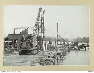 LAE, NEW GUINEA. 1944-10-04. PERSONNEL OF THE 10TH FIELD COMPANY, BUILDING A NEW WHARF AT MILFORD HAVEN