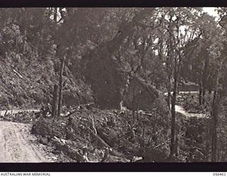 REINHOLD HIGHWAY, NEW GUINEA. 1943-08-24. PORTION OF THE MOUNTAIN ROAD CONSTRUCTED BY THE TROOPS OF HEADQUARTERS, ROYAL AUSTRALIAN ENGINEERS, 11TH AUSTRALIAN DIVISION BETWEEN JOHNSON'S GAP AND EDIE ..