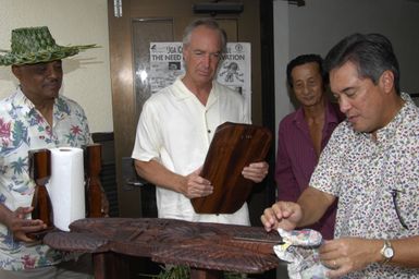 [Assignment: 48-DPA-SOI_K_Guam_6-6-7-07] Pacific Islands Tour: Visit of Secretary Dirk Kempthorne [and aides] to Guam, U.S. Territory [48-DPA-SOI_K_Guam_6-6-7-07__DI11207.JPG]