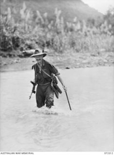 YAULA, NEW GUINEA. 1944-04-12. VX93433 CAPTAIN W. DARGIE, OFFICIAL WAR ARTIST, MILITARY HISTORY SECTION, CROSSING THE MINDJIM RIVER BELOW DAMOINA DURING THE ADVANCE OF THE 57/60TH INFANTRY ..