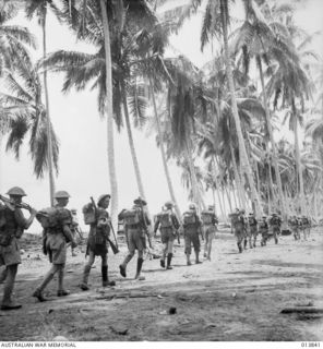 1942-12-14. PAPUA - GONA. AUSTRALIAN TROOPS MOVE DOWN THE COAST TOWARDS BUNA. (NEGATIVE BY G. SILK)