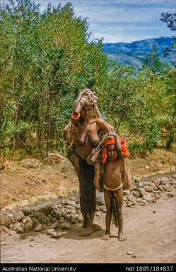 Mt Hagen - Baiyer Valley - Eya woman, 24 miles after Hagen