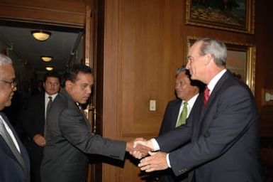 [Assignment: 48-DPA-09-26-07_SOI_K_Pres_Note] Secretary Dirk Kempthorne [and aides meeting at Main Interior] with delegation from Republic of Marshall Islands, led by Marshalls President Kessai Note [48-DPA-09-26-07_SOI_K_Pres_Note_DOI_2157.JPG]