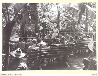 RABAUL, NEW BRITAIN. 1945-11-02. CAPTAIN PRATT, REHABILITATION OFFICER, LECTURING TO AUSTRALIAN TROOPS BEFORE THEY RETURN TO AUSTRALIA