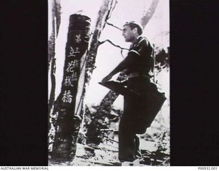 FINSCHHAFEN, NEW GUINEA, C 1943. WAR ARTIST ROY HODGKINSON AT WORK ON A DRAWING. (DONOR: R. HODGKINSON)