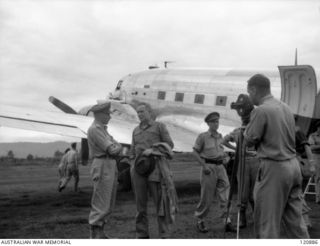 RABAUL, NEW BRITAIN. 1945-12-28. THE PRIME MINISTER OF AUSTRALIA, MR BEN CHIFLEY, ARRIVED BY PLANE TO VISIT MANY OF THE UNITS IN THE AREA. THE PRIME MINISTER DISCUSSES HIS TRIP WITH MAJOR GENERAL ..