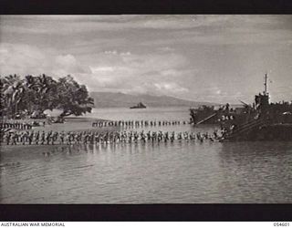 GILI GILI, NEW GUINEA, 1943-07-15. TROOPS OF THE 29TH AUSTRALIAN INFANTRY BRIGADE, 5TH AUSTRALIAN DIVISION, EMBARKING ON AN AMERICAN LCI (LANDING CRAFT INFANTRY) FOR THEIR MOVE FROM GILI GILI TO ..