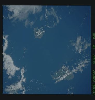 S37-85-038 - STS-037 - Earth observations taken from OV-104 during STS-37 mission