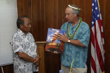 [Assignment: 48-DPA-SOI_K_Pohnpei_6-10-11-07] Pacific Islands Tour: Visit of Secretary Dirk Kempthorne [and aides] to Pohnpei Island, of the Federated States of Micronesia [48-DPA-SOI_K_Pohnpei_6-10-11-07__DI13730.JPG]