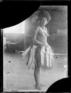 Marie, a Papuan woman wearing a grass skirt, Port Moresby, Papua, 1921, 2 / Sarah Chinnery