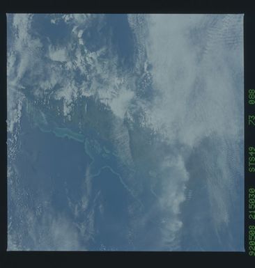 S49-73-088 - STS-049 - Earth observations taken during the STS-49 mission