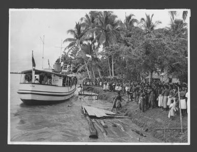 [The Administration trawler 'Thetis' pulling into Kanganaman Village on the Sepik River, New Guinea, to disembark members of the 1956 United Nations Mission who held talks with local natives] / Australian News and Information Bureau photograph by W. Brindle