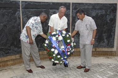 [Assignment: 48-DPA-SOI_K_Guam_6-6-7-07] Pacific Islands Tour: Visit of Secretary Dirk Kempthorne [and aides] to Guam, U.S. Territory [48-DPA-SOI_K_Guam_6-6-7-07__DI11427.JPG]