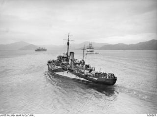 PORT MORESBY, PAPUA. 1942-09. THE CORVETTE HMAS BENDIGO FERRYING AUSTRALIAN WOUNDED AND SICK FROM THE NEW GUINEA FRONT FROM THE WHARF AT PORT MORESBY TO THE HOSPITAL SHIP MANUNDA, SEEN RIGHT ..