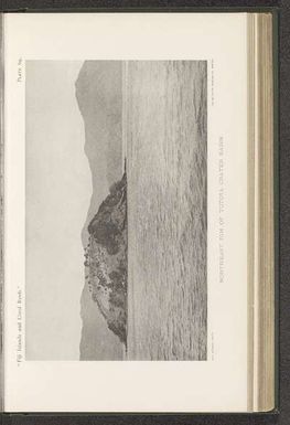 ["Gezicht op een kraterbekken in de zee bij Totoya", "Northeast rim of Totoya crater basin"]