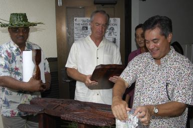 [Assignment: 48-DPA-SOI_K_Guam_6-6-7-07] Pacific Islands Tour: Visit of Secretary Dirk Kempthorne [and aides] to Guam, U.S. Territory [48-DPA-SOI_K_Guam_6-6-7-07__DI11213.JPG]