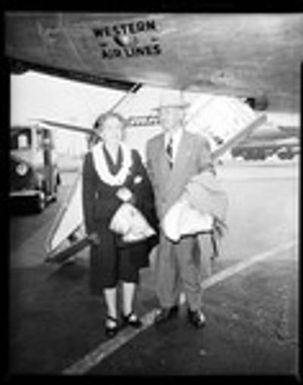 Hawaiian governor arrives via Western Air lines, 1951