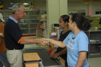 [Assignment: 48-DPA-SOI_K_Pohnpei_6-10-11-07] Pacific Islands Tour: Visit of Secretary Dirk Kempthorne [and aides] to Pohnpei Island, of the Federated States of Micronesia [48-DPA-SOI_K_Pohnpei_6-10-11-07__DI14028.JPG]