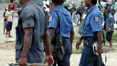 Standoff on Manus Island as PNG police enter the centre