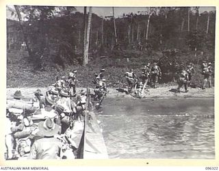 MALAGUNA MISSION, NEW BRITAIN. 1945-09-10. TROOPS OF 29/46 INFANTRY BATTALION, 4 INFANTRY BRIGADE, PART OF THE RABAUL OCCUPATIONAL FORCE, GOING ASHORE AT MALAGUNA, ABOUT THREE MILES SOUTH OF ..