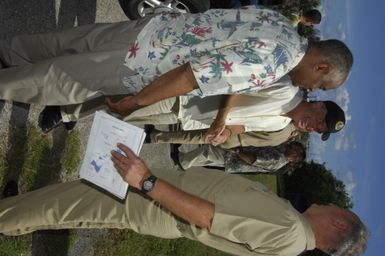 [Assignment: 48-DPA-SOI_K_Guam_6-6-7-07] Pacific Islands Tour: Visit of Secretary Dirk Kempthorne [and aides] to Guam, U.S. Territory [48-DPA-SOI_K_Guam_6-6-7-07__DI11658.JPG]