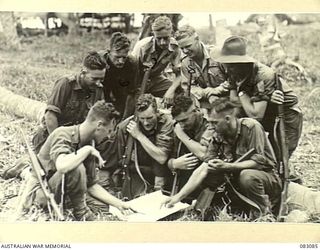 BABIANG, NEW GUINEA. 1944-11-06. CAPTAIN N.B. WELSH, OFFICER COMMANDING C TROOP, 2/10 COMMANDO SQUADRON (1), GIVING HIS OFFICERS AND SENIOR NON-COMMISSIONED OFFICERS INFORMATION CONCERNING THE ..