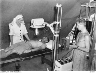 1942-12-18. NEW GUINEA. PART OF AN RAAF MEDICAL RECEIVING STATION, THE MOST ADVANCED STATION OF ITS KIND IN THE PACIFIC ZONE. STAFFED BY PHYSICIANS, SURGEONS, NURSING SISTERS AND ORDERLIES, THE ..