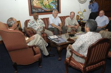[Assignment: 48-DPA-SOI_K_Guam_6-6-7-07] Pacific Islands Tour: Visit of Secretary Dirk Kempthorne [and aides] to Guam, U.S. Territory [48-DPA-SOI_K_Guam_6-6-7-07__DI11101.JPG]