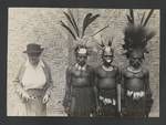 Evelyn Murray with Wahgi men, Hallstrom Livestock and Fauna Trust Station, Nondugl, Apr 1949