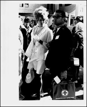 "Winners Leave on Tour" and "Gragg, Mr. and Mrs. Arthur winners of the Hawaiian trip in the twin Contest".
