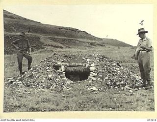 WANDOKAI, NEW GUINEA. 1944-04-18. PERSONNEL FROM THE 1ST TANK BATTALION EXAMINING A TYPE B JAPANESE COCONUT LOG BUNKER BEFORE A TEST SHOOT CONDUCTED BY THE AUSTRALIAN RESEARCH SECTION, HEADQUARTERS ..