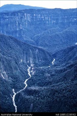 An aerial view of the main route into territories of the Febi and southern Bogaya (Muwna) people, down the face of the Muller Plateau escarpment and along the Nali (north branch of the Burnett) River