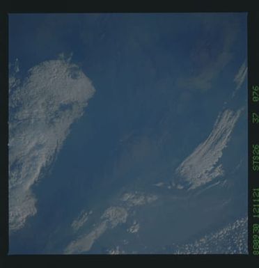S26-37-076 - STS-026 - STS-26 earth observations