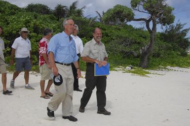 [Assignment: 48-DPA-SOI_K_Guam_6-6-7-07] Pacific Islands Tour: Visit of Secretary Dirk Kempthorne [and aides] to Guam, U.S. Territory [48-DPA-SOI_K_Guam_6-6-7-07__DI12113.JPG]