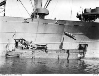 JACQUINOT BAY, NEW BRITAIN. 1944-12-01. AN LCM (LANDING CRAFT MECHANISED) OF B COMPANY, 594TH ENGINEER BOAT AND SHORE REGIMENT, UNITED STATES ARMY ATTACHED 5TH AUSTRALIAN DIVISION, BEING USED TO ..